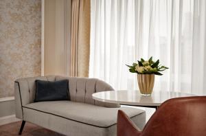Uma área de estar em The College Green Dublin Hotel, Autograph Collection