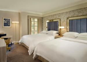 Cama ou camas em um quarto em The College Green Dublin Hotel, Autograph Collection