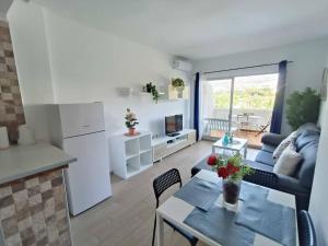 a living room with a couch and a table and a kitchen at Benalbeach Paradise in Benalmádena