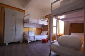 Postel nebo postele na pokoji v ubytování Bunk Central Hostel