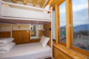 Postel nebo postele na pokoji v ubytování Bunk Central Hostel