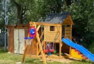 Ο χώρος παιχνιδιού για παιδιά στο Domek letniskowy