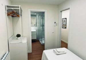 ein weißes Badezimmer mit Waschbecken und Dusche in der Unterkunft Sweet BCN Laforja in Barcelona + 79 Fotos