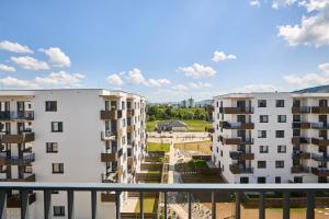 BytčaにあるApartmán Jabloneのアパートメントビルのバルコニーから景色を望めます。