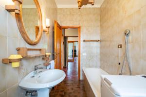 Koupelna v ubytování Luxury in the Tuscan Mountains Rustic Villa with WiFi and Park