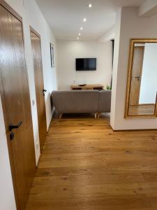 Μια τηλεόραση ή/και κέντρο ψυχαγωγίας στο Apartments Sara
