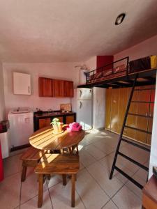 une cuisine avec un lit superposé et une table dans une pièce dans l'établissement LOFT Huayna picchu, à La Falda