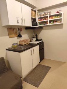 Kuchyň nebo kuchyňský kout v ubytování 622 Tower 1 Comfy, Cozy, Central w Free Pool Access