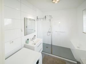 Ένα μπάνιο στο ImmoStay G#1 Ferienhaus - Parken & WiFi, 2 Balkone und 2 Bäder,4K +87 φωτογραφίες