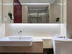 Ein Badezimmer in der Unterkunft 广州沃家国际公寓
