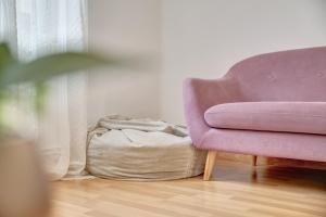 a purple couch sitting on top of a wooden floor at Vistabella 1 by Clabao in Pamplona