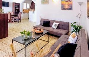 Posezení v ubytování Pet Friendly Home In Blato With Kitchen