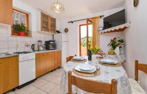 Η κουζίνα ή μικρή κουζίνα στο Stunning Apartment In Mali Losinj