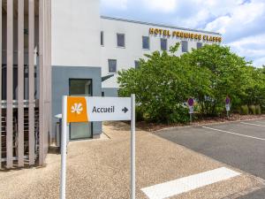 a street sign in front of a building at Première Classe Chartres Sud - Barjouville in Chartres