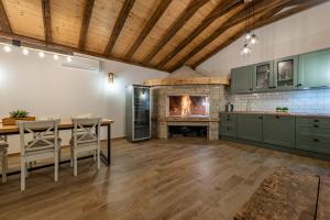 cocina con mesa y chimenea en Villa Zeleni gaj ZadarVillas, en Donje Raštane