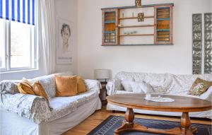 Khu vực ghế ngồi tại 3 Bedroom Beautiful Home In Blankaholm
