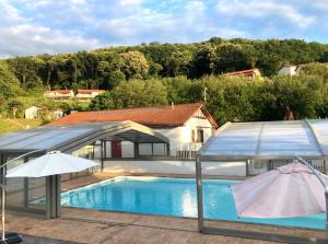 Φωτογραφία από το άλμπουμ του Oihana grand chalet de 2 à 6 pers climatisé avec piscine vue et calme à Hasparren-Pays Basque σε Hasparren