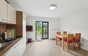 Η κουζίνα ή μικρή κουζίνα στο Gorgeous Apartment In Am Salzhaff