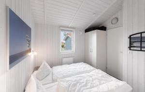a white room with a bed and a window at Friedrichskoog-Deichblick 4 in Friedrichskoog