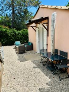une table en verre devant une maison dans l'établissement Maisonnette de charme, à La Colle-sur-Loup