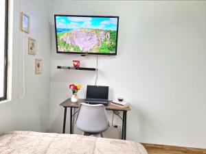 TV a/nebo společenská místnost v ubytování Habitación en departamento Compartido - La Paz 504