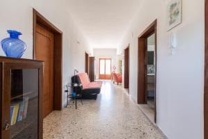 ein Wohnzimmer mit einem Sofa und einer Vase in der Unterkunft Villa Edera by BarbarHouse in Marina di Lizzano