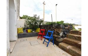 dos sillas sentadas junto a una pared de piedra en Stunning Home In Pantelleria With Wifi, en Pantelleria