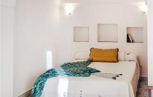Habitación con sofá y cama. en Stunning Home In Pantelleria With Wifi, en Pantelleria