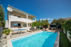 ein Swimmingpool im Hinterhof eines Hauses in der Unterkunft Sunshine Holiday Home in Kaštela + 64 Fotos