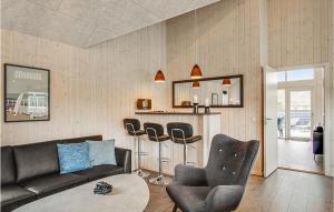 salon z kanapą, krzesłami i stołem w obiekcie Cozy Home In Blåvand With Wifi w mieście Blåvand