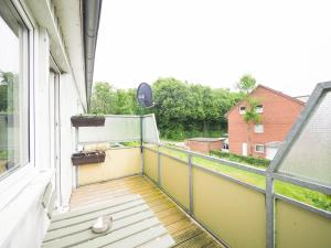 einen leeren Balkon mit Blick auf einen Hof in der Unterkunft Work & Stay in Süsel in Süsel