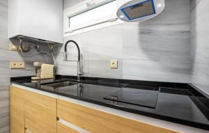 Η κουζίνα ή μικρή κουζίνα στο Amazing Apartment In Benidorm With Wifi