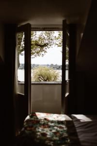 a room with a window and a bed with a view at Hotel Restaurant Belv&eacute;d&egrave;re in Schoonhoven