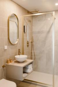 a bathroom with a sink and a shower at Hotel Restaurant Belv&eacute;d&egrave;re in Schoonhoven