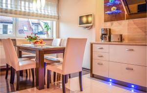 Η κουζίνα ή μικρή κουζίνα στο 4 Bedroom Nice Home In Miedzyzdroje