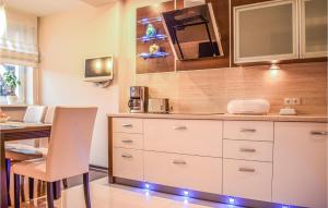 Η κουζίνα ή μικρή κουζίνα στο 4 Bedroom Nice Home In Miedzyzdroje