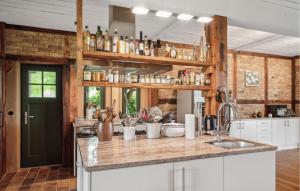Ποτά στο Lovely Home In Am Salzhaff With Kitchen