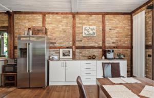 Η κουζίνα ή μικρή κουζίνα στο Lovely Home In Am Salzhaff With Kitchen +23 φωτογραφίες