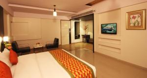 Postel nebo postele na pokoji v ubytování Nestor Hotel, Mumbai
