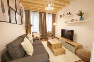 a living room with a couch and a television at Viveiro Dreams in Viveiro