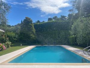 a swimming pool in the backyard of a house at Villa Cà Brusà in Bardolino