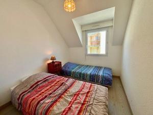 a small bedroom with a bed and a window at Maison rénovée 3 pièces, vue mer, pour 6, parking - FR-1-478-28 in Quiberon