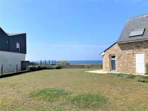 a stone house with a large yard next to the ocean at Maison rénovée 3 pièces, vue mer, pour 6, parking - FR-1-478-28 in Quiberon