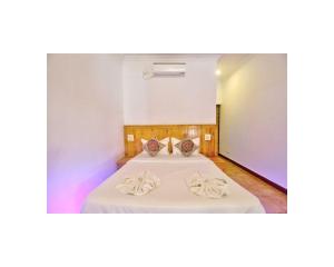 Hotel pleasure inn near turtle beach morjim Manage by ld group of hospitality客房内的一张或多张床位