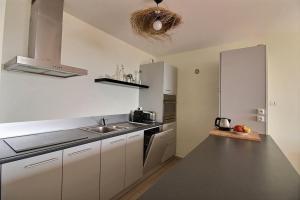 una cocina con fregadero y encimera en Annonce professionnelle. Appartement en rdc face mer, 2 chambres pour 4 à 6 personnes HARDELOT, en Hardelot-Plage 7 fotos más