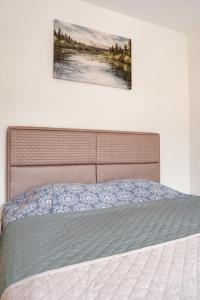 Un pat sau paturi într-o cameră la Square Inn