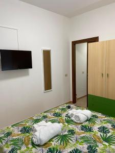 a bedroom with a bed with two towels on it at casa vacanza apollonia in Finale