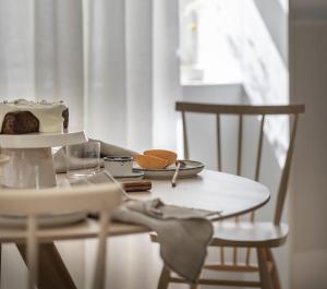 リスボンにあるMontecarmo12 - Design Boutique Hotelのケーキ付テーブル +56枚の写真