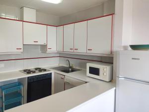Kuchyňa alebo kuchynka v ubytovaní Apartamentos Surfing 3000