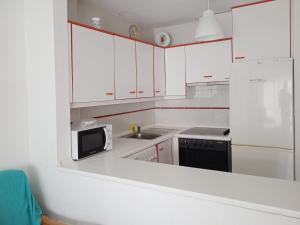 Kuchyňa alebo kuchynka v ubytovaní Apartamentos Surfing 3000
